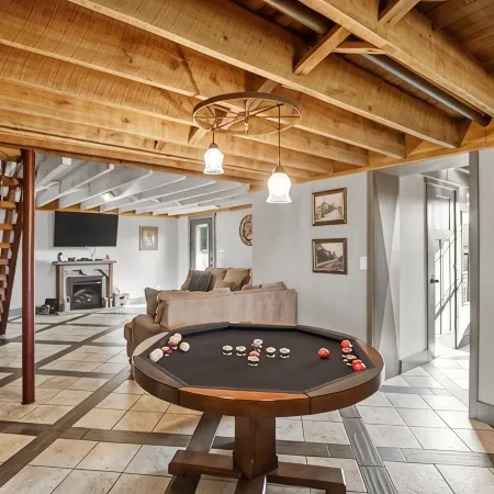 Brown Co, Hot Tub, King Bed, Sleeps 10, Bumper Pool, 5 Smart TVs Firepit, Grill