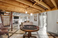 Brown Co, Hot Tub, King Bed, Sleeps 10, Bumper Pool, 5 Smart TVs Firepit, Grill