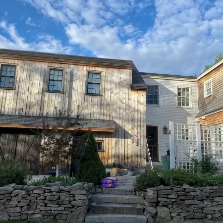 Sunny, private apartment. Walk to Kennebunk Village. Close to beaches.