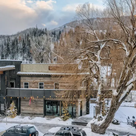 Luxury Condo within walking distance to all the restaurants, shopping and bars.
