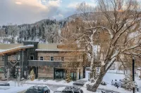 Luxury Condo within walking distance to all the restaurants, shopping and bars.