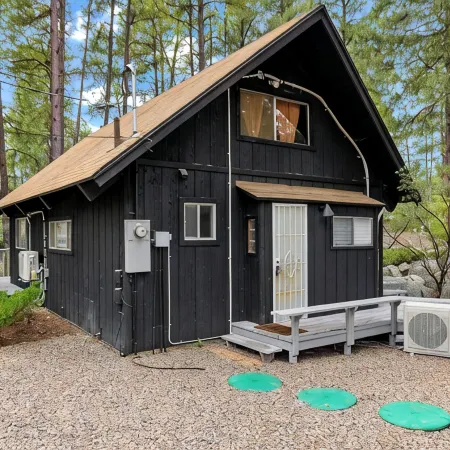 Silver King Cabin. 6,200 ft of elevation. 10 minutes from downtown Prescott.