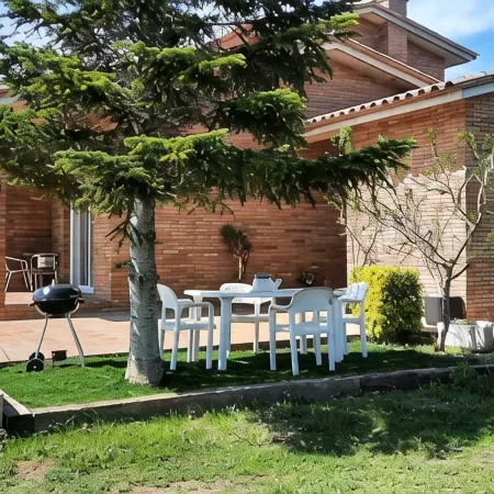 House in a quiet area with views of the old town of Pals
