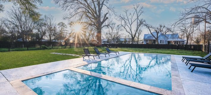 The Ella Norah. A Luxury Retreat. Pool and Spa. Steps to Main Street. Hotels in Bastrop County