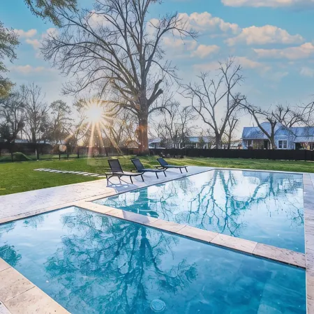 The Ella Norah. A Luxury Retreat. Pool and Spa. Steps to Main Street.