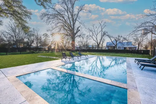 The Ella Norah. A Luxury Retreat. Pool and Spa. Steps to Main Street.