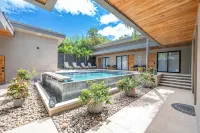 Estrella del Mar – Stylish Modern Villa, Walking Distance to the Beach. - Private Pools