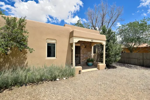 Casa de La Luz - 2 Br/2 BA Charming Santa Fe Home-1.6 Mile to Plaza-Pet Friendly - Jacuzzi