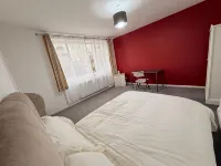 Charming Guest Room in Leicester with Garden and WiFi - 2-Star