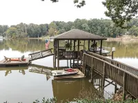 Beautiful Charlotte Lake Wylie Waterfront Bungalow Hotels in Steele Creek
