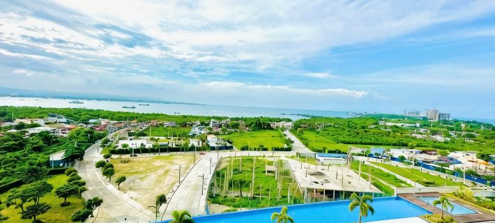 Condo in Mactan Newtown with Pool and Beach Access Hoteles en Lapulapu