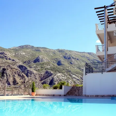 Stunning, fully refurbished apartment in small, exclusive complex with pool