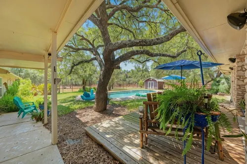 Beautiful Pool home on 2.5 acres with a serene country feel with urban location - 부티크