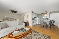Miles of beach right across the street.  Enjoy ocean view from screened balcony! - Homestays
