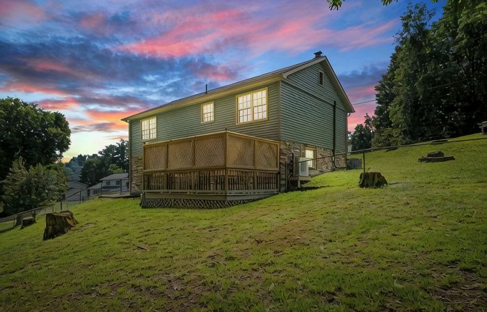 5 Min to Summersville Lake I Hot Tub I Game Room I Grill I Fire Pit