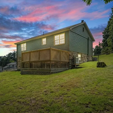 5 Min to Summersville Lake I Hot Tub I Game Room I Grill I Fire Pit