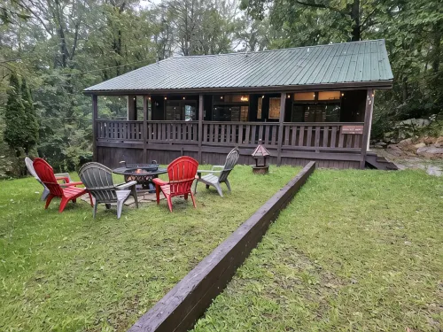 Indoor Treehouse! Swivel Fire Pit &  Gas Grill. Close to Trails & Attractions.