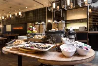 Hotel Manoir Victoria - breakfast