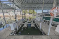 Lake of the Ozarks Premier lakefront 3-bedroom condo. Fishing, Swimming,boating. - Homestays