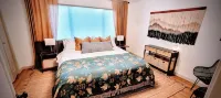 Downtown Designer Duplex close to Beach! Spa Tub, Sunroom, Game Room, EV & more!