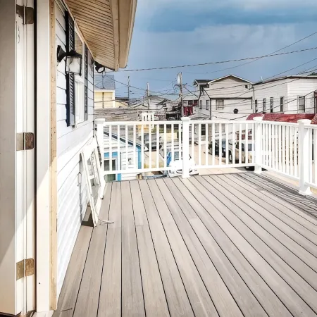 3-bedroom beachy apartment one block from Hampton Beach
