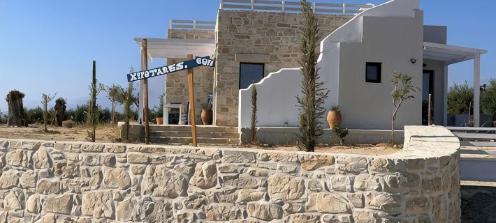 Quiet house in southern Crete, picturesque sea and mountain views, beach within walking distance Hotéis em Faistos
