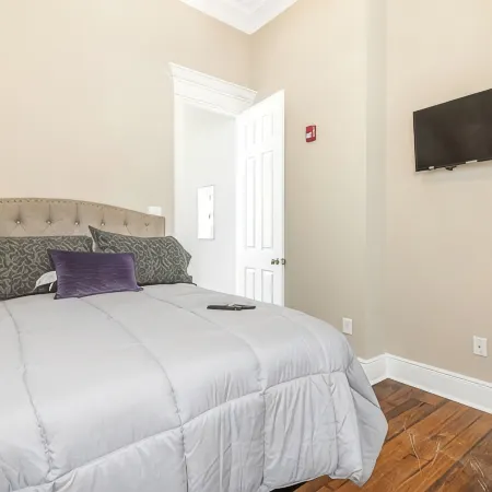 Historic downtown apartment with a view Отели в г. Кроули