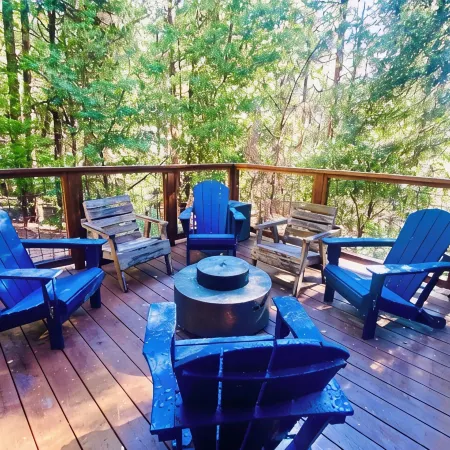 The Creek-Side Cabin: Spa, Fire Pit, 5 Star, AC, Big Deck, Quiet, Walk to Town