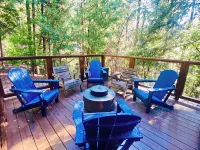 The Creek-Side Cabin: Spa, Fire Pit, 5 Star, AC, Big Deck, Quiet, Walk to Town