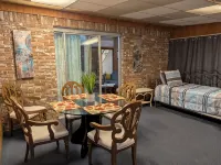 "Abbie's Place: Spacious 4Br Sanctuary with Sunroom and Private Backyard" โรงแรมในไพน์บลัฟ