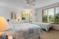 Beach Getaway - Spacious Katama Beach House - 4-Sterne