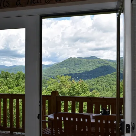 Private Retreat on 7 Acres, Mountain Views, Firepit, King Bed, Sleeps 6.