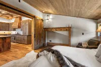 Mtnlux Fire Tower Big Sky Near Ynp Border with Hot Tub, Sauna Fitness/Game Room. - バルコニー