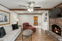 The Flag House: Updated and Central to Everything - Homestays