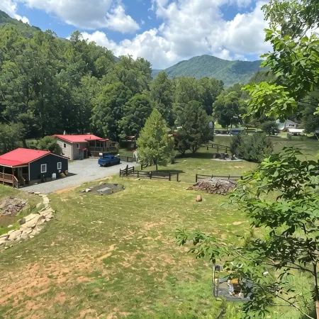 Creekfront Cabin • Fire Pit • Fenced Yard • Near Crabtree Falls
