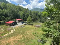 Creekfront Cabin • Fire Pit • Fenced Yard • Near Crabtree Falls - 무료 와이파이