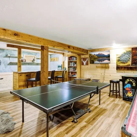 A Real Log Cabin in the Pines with a Huge Game Room and a Jacuzzi Tub! Отели в г. Пайн