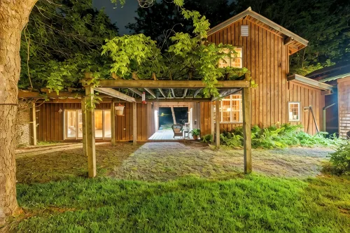 Chautauqua Farmhouse & Cabin - Sleeps 12 - Streamside Retreat - Homestays