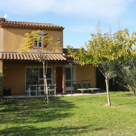 Cozy holiday home 7p in holiday park with large swimming pool in Arles, wifi, air conditioning
