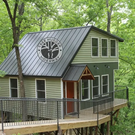 Secluded Treehouse in the Woods - 10 Minutes to Branson Landing & Sdc!