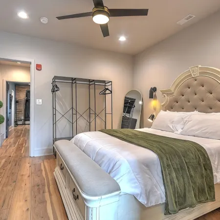 Luxury Penthouse in Downtown Bristol + Cool Patio • Sleeps 10 • Near Casino/Bms