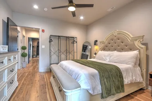 Luxury Penthouse in Downtown Bristol + Cool Patio • Sleeps 10 • Near Casino/Bms