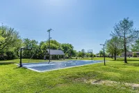 Spacious 5-bedroom bungalow in charming McKinney with huge parking space - 4-نجوم