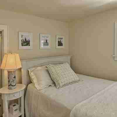 Short walk to Downtown and beaches. Winter skiing a short 30-minute drive away. Rooms