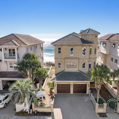 On the Beach - Gated Community - Elevator - Community Pool - Beach Service Incl!