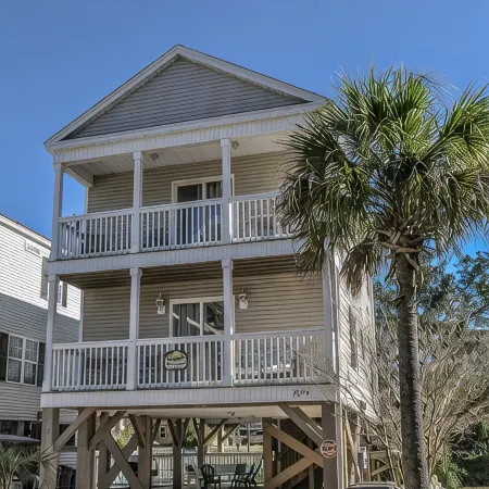 Feels like home! This spacious & cozy beach house is a short walk to the beach!