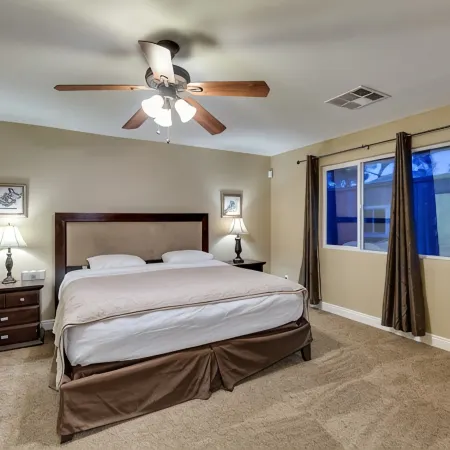 Family Friendly 3600 Sq Ft 5 Bedrooms 4 Bathrooms 3 Miles To Strip
