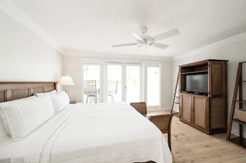Southern Escape at Truman Annex - 2 Bed / 2.5 Bath with Parking & Shared Pool - Bungalows