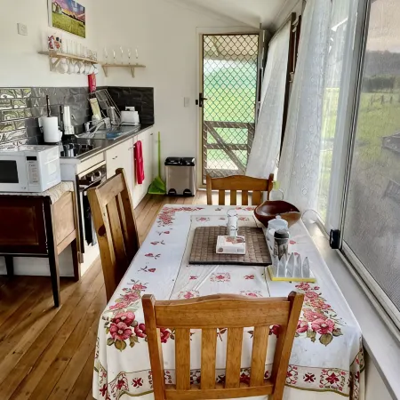 Cabin in the dam paddock, 10 min to the beach. Hotels in Coolum Beach