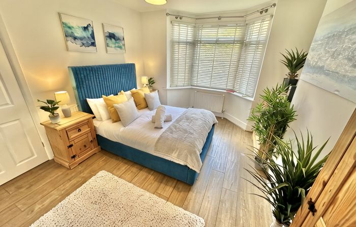 Large Four Bedroom - With Hot Tub and Parking - Sleeps 8